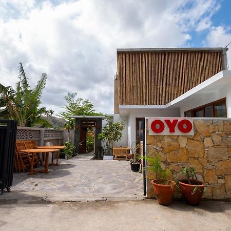 Oyo 1493 Surya Villa Selong Belanak Luaran gambar